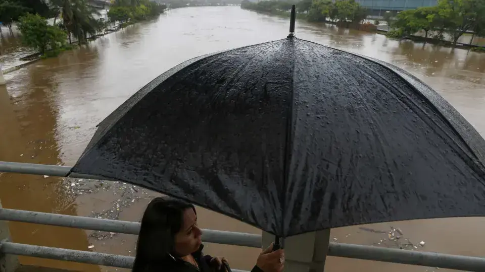 Chuva intensa no Grande Recife provoca deslizamentos e alagações