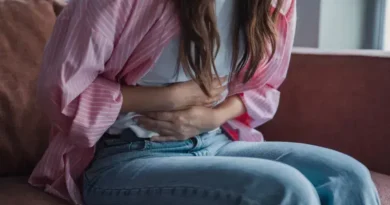 Cólica menstrual faz meninas faltarem escola no Brasil, diz estudo