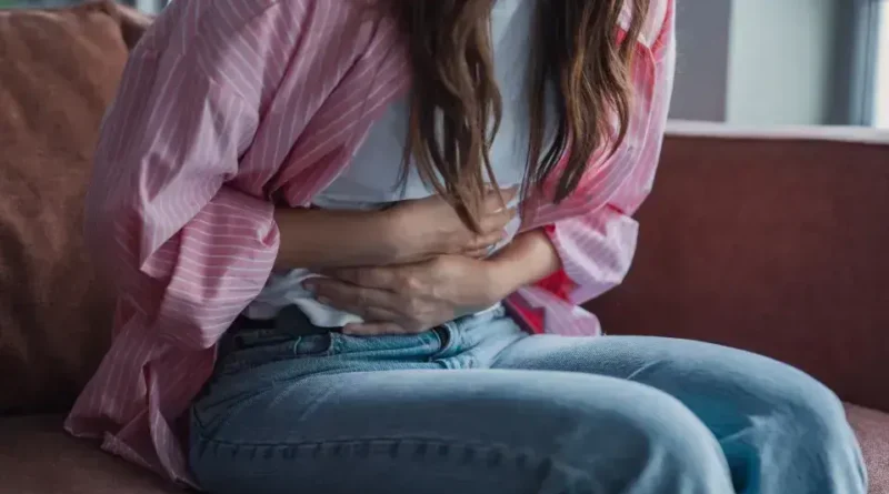 Cólica menstrual faz meninas faltarem escola no Brasil, diz estudo