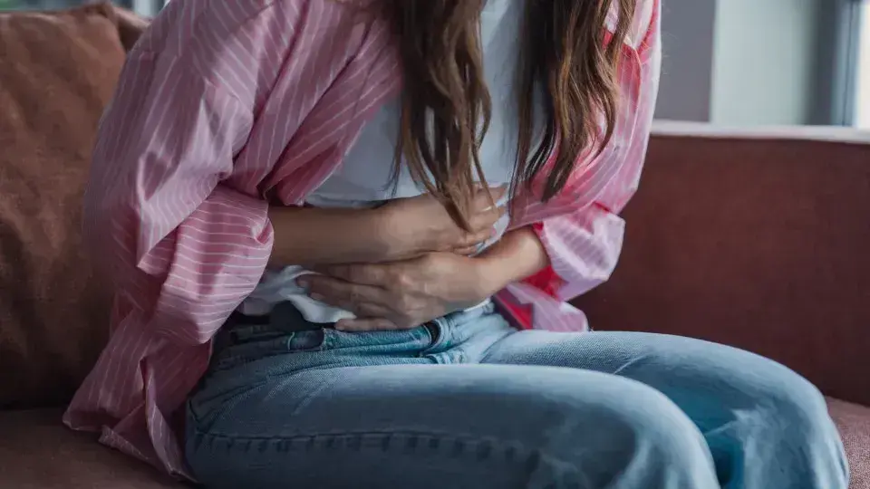 Cólica menstrual faz meninas faltarem escola no Brasil, diz estudo