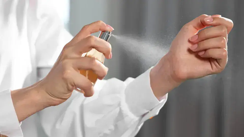 Como aplicar o perfume corretamente e fazer a fragrância durar mais
