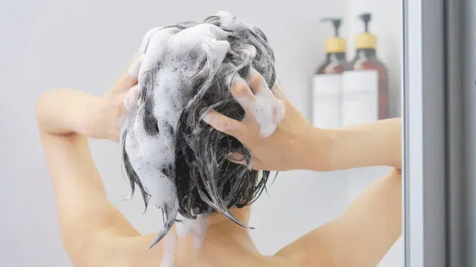 Devo Lavar Meu Cabelo Todos os Dias? O Que Especialistas Dizem