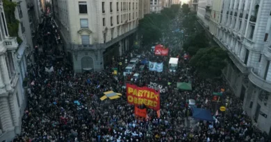 Estudantes realizam marcha em defesa da educação contra cortes de Milei