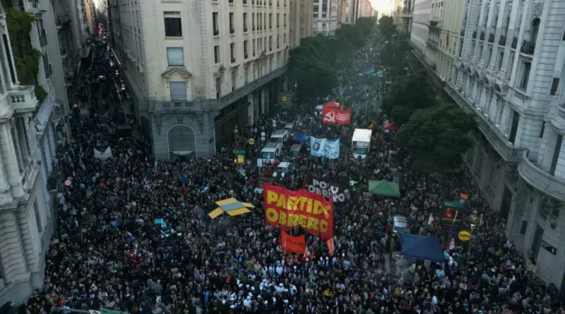 Estudantes realizam marcha em defesa da educação contra cortes de Milei