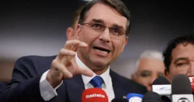 Filme sobre Bolsonaro se torna comédia de erros e ameaça candidatura de Flávio
