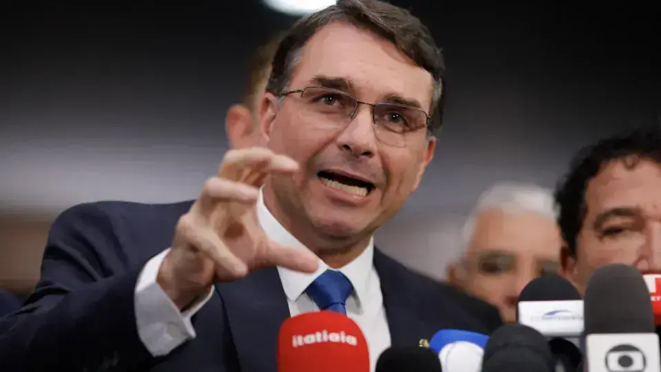 Filme sobre Bolsonaro se torna comédia de erros e ameaça candidatura de Flávio