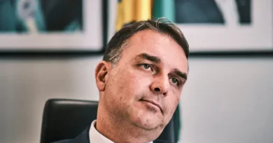 Flávio Bolsonaro celebra derrubada de veto como presente de aniversário