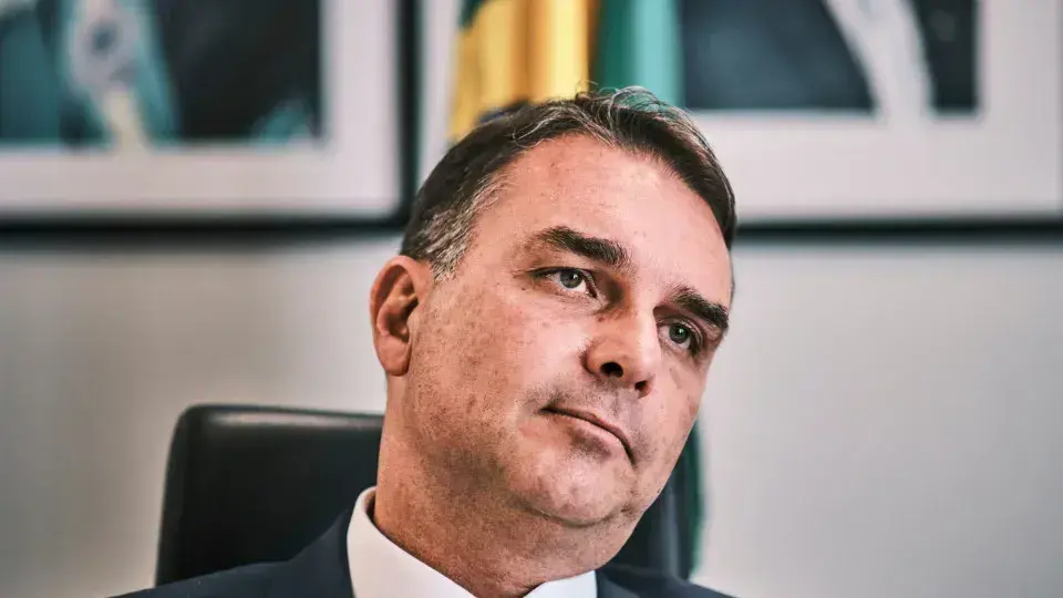 Flávio Bolsonaro celebra derrubada de veto como presente de aniversário