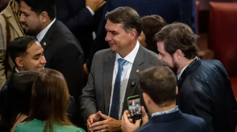 Flávio Bolsonaro confirma encontro com Daniel Vorcaro após polêmicas
