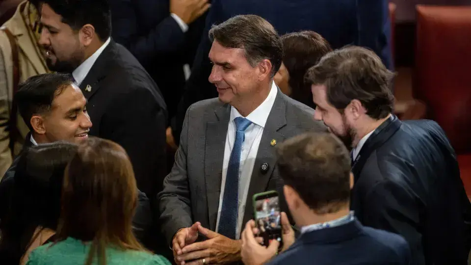 Flávio Bolsonaro confirma encontro com Daniel Vorcaro após polêmicas