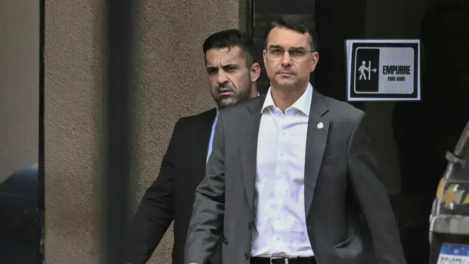 Flávio Bolsonaro viaja aos EUA com a meta de encontrar Trump