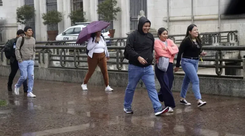 Frente fria traz temporais e muda clima no Brasil