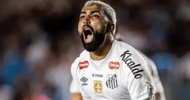 Gabigol pronto para jogo contra o Palmeiras em gramado sintético