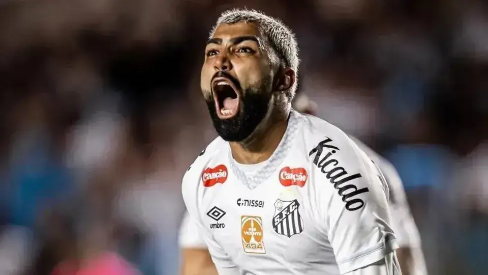 Gabigol pronto para jogo contra o Palmeiras em gramado sintético