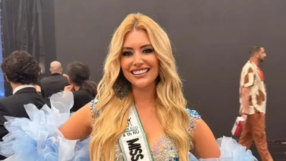 Joana Camargo cai no palco durante Miss Eco International 2026