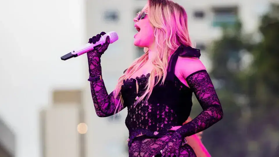 Luísa Sonza enfrenta desmaios e chuva em show da Virada Cultural