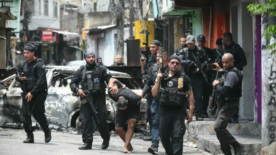 Moradores de Favelas do Rio Rejeitam Operações Policiais, Revela Pesquisa