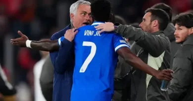 Mourinho vê Courtois como novo líder do Real Madrid após tumultos internos