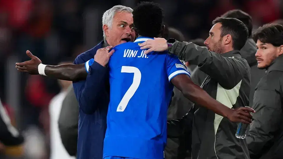 Mourinho vê Courtois como novo líder do Real Madrid após tumultos internos