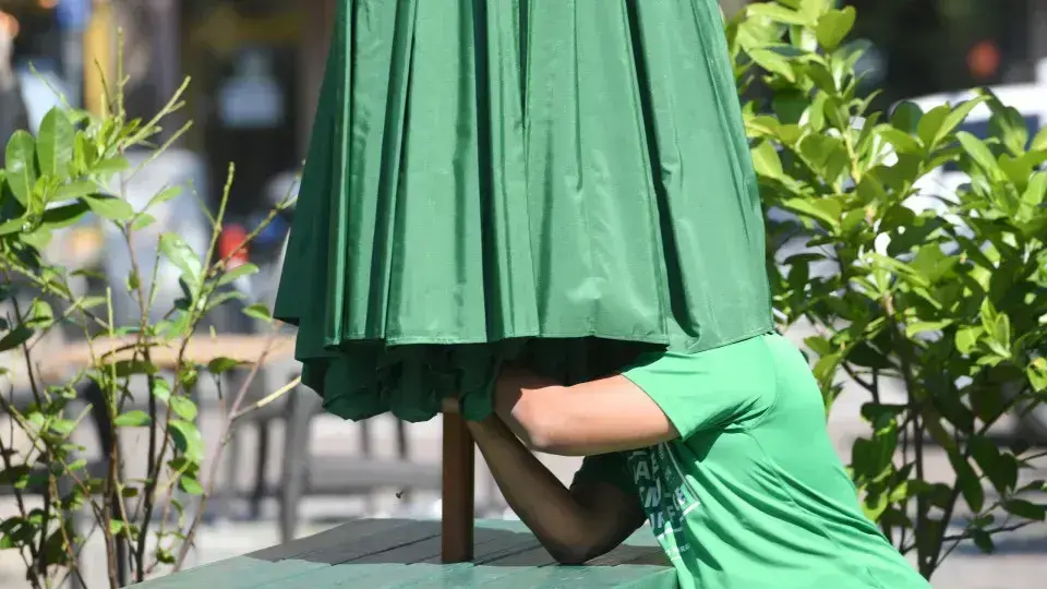 Mulher morre após ser atingida por guarda-sol em restaurante nos EUA