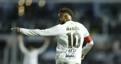 Neymar brilha com 16 participações em gols em 18 jogos pelo Santos