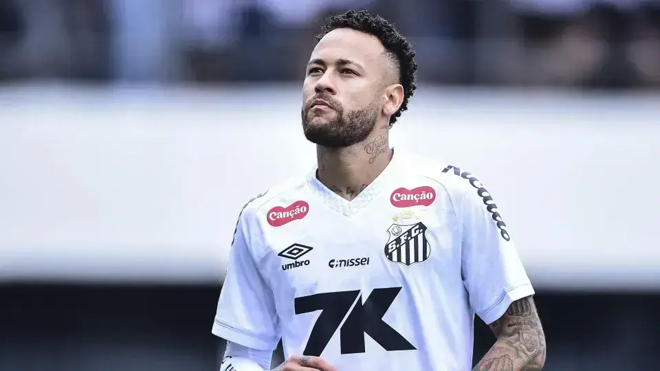 Neymar se recupera de lesão enquanto Santos planeja homenagem