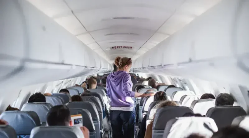 O lugar mais sujo do avião que você precisa evitar