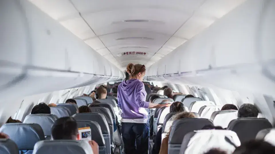 O lugar mais sujo do avião que você precisa evitar
