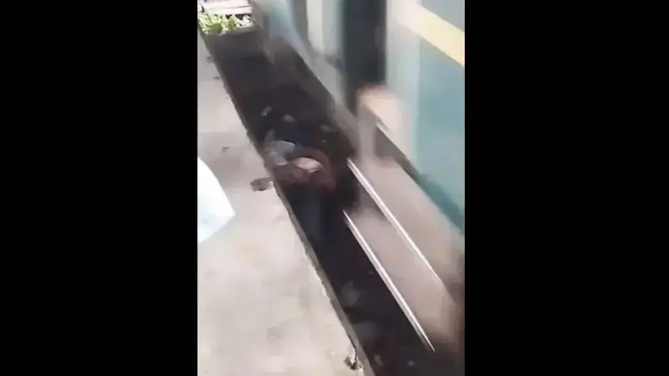 Pai se joga nos trilhos para salvar bebê em Bangladesh; veja o vídeo