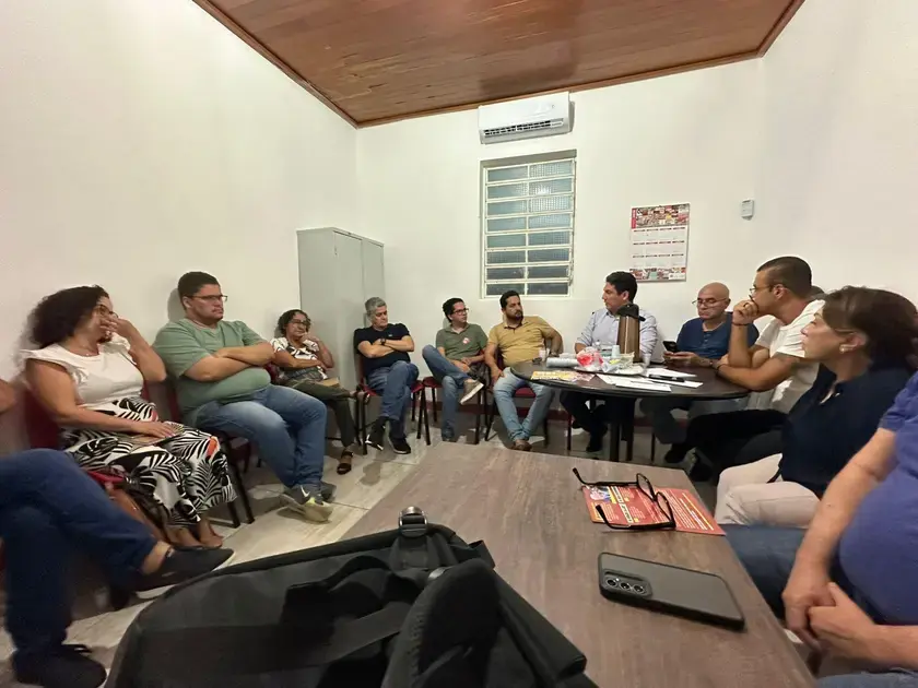PT reage ao Congresso e se aproxima de Veneziano e Edinho Silva