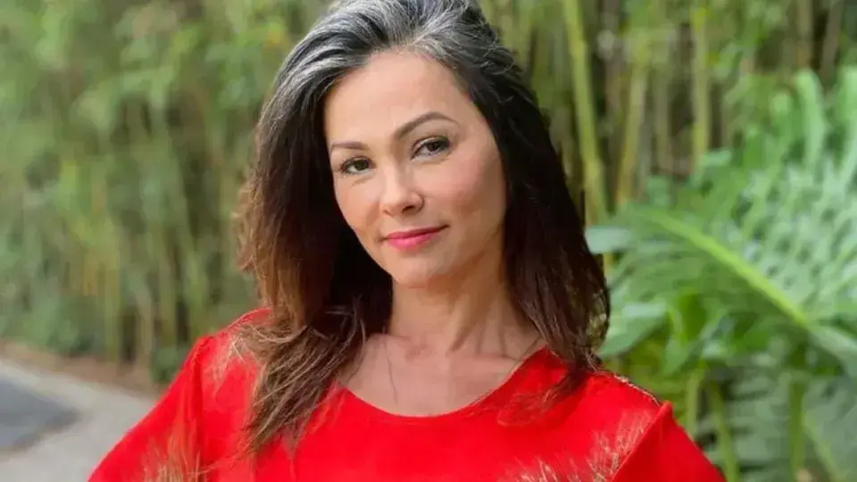 Suzana Alves fala sobre depressão e conversão após virada como Tiazinha