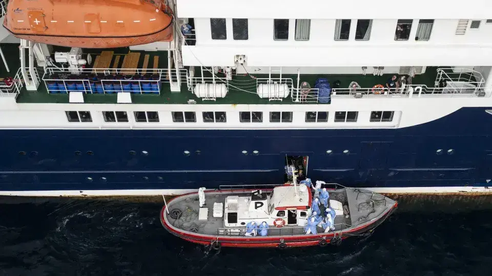 Tripulação do navio Hondius faz churrasco após morte de passageiro