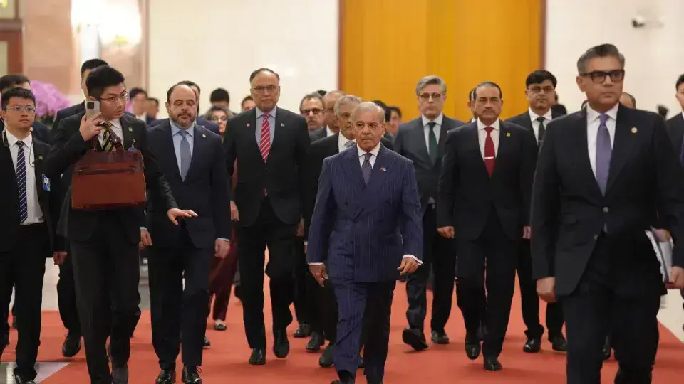 Xi Jinping se reúne com premiê do Paquistão para discutir a guerra no Irã