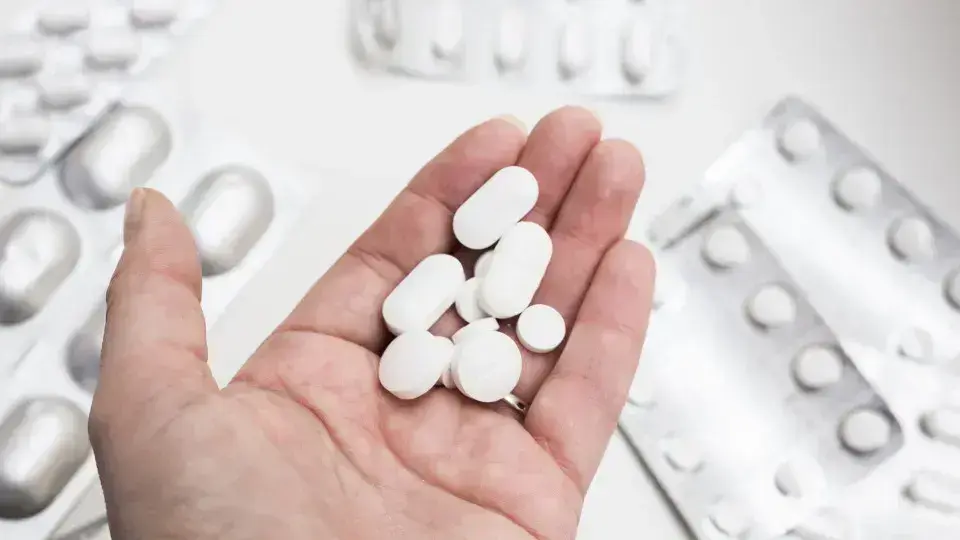 Anvisa suspende lotes de medicamentos para controle de pressão e câncer