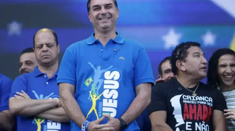Flávio Bolsonaro anuncia que vice será mulher preparada na corrida presidencial