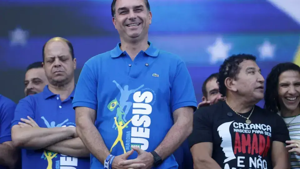 Flávio Bolsonaro anuncia que vice será mulher preparada na corrida presidencial