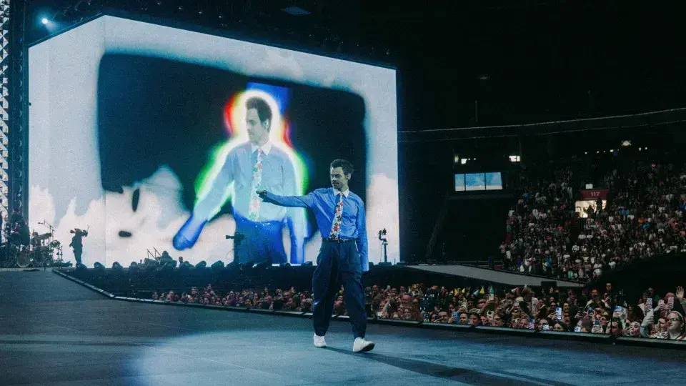 Harry Styles se engasga em show no Wembley e preocupa fãs
