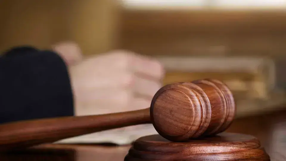 Homem é condenado após mulher pular de prédio para escapar dele em MG