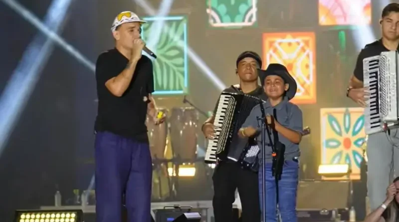 Menino toca triângulo ao lado de João Gomes em show inesquecível