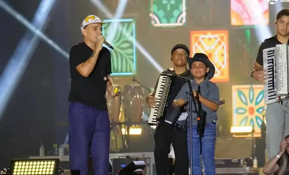 Menino toca triângulo ao lado de João Gomes em show inesquecível
