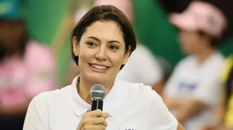 Michelle Bolsonaro revela suposta festa privada e crise no clã Bolsonaro