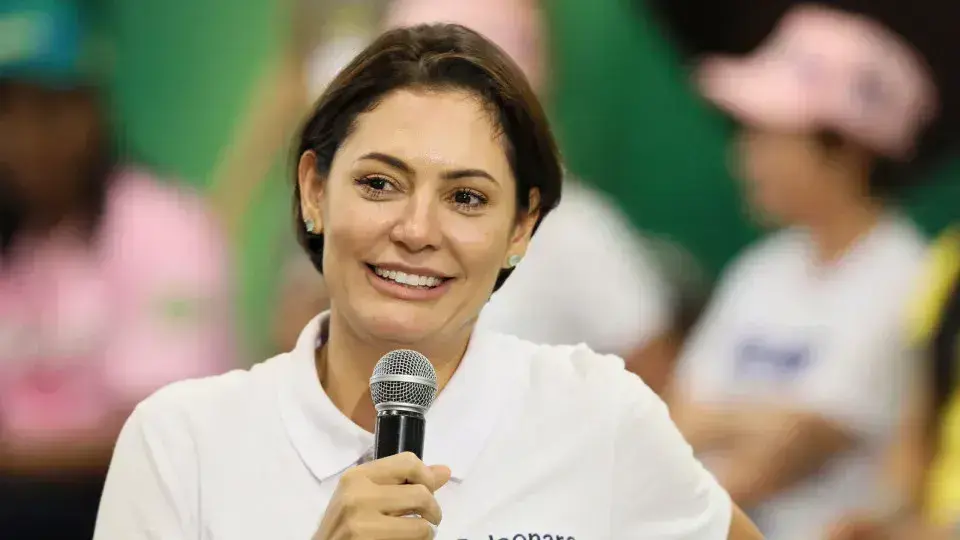 Michelle Bolsonaro revela suposta festa privada e crise no clã Bolsonaro