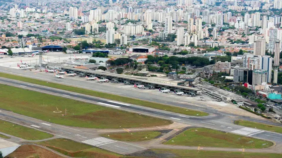 Mulher morre após queda de escada de avião em Congonhas