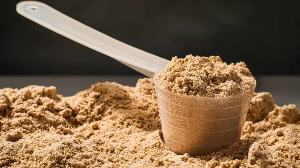 Polícia fecha fábrica clandestina de whey protein e leite em pó vencidos