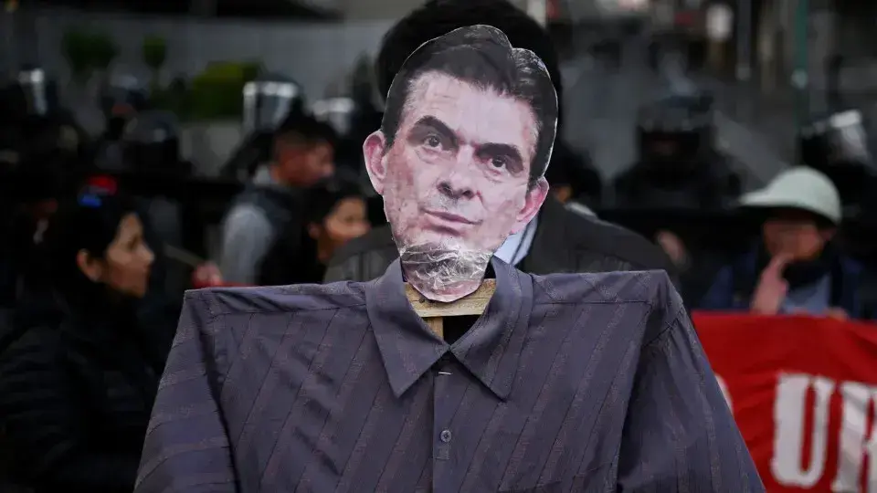 Presidente da Bolívia demite ministros em meio a protestos