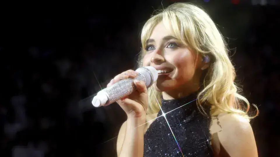 Sabrina Carpenter conquista medida protetiva após invasão