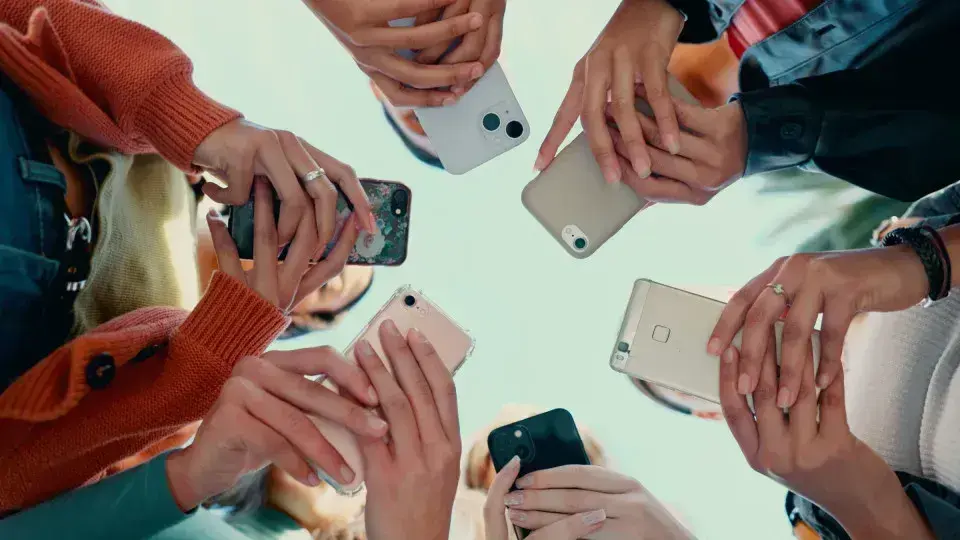 Seis hábitos que podem deixar seu celular mais lento; entenda