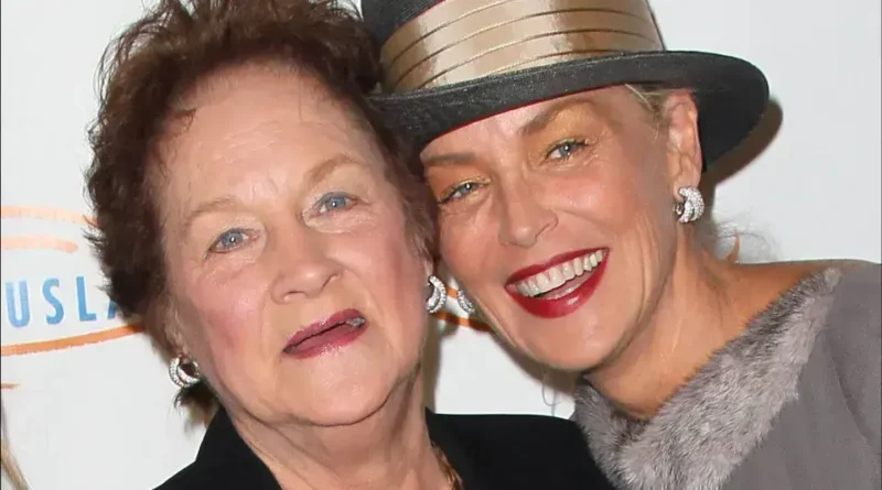 Sharon Stone recorda a difícil morte da mãe em emocionante relato
