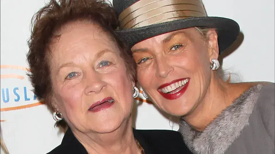 Sharon Stone recorda a difícil morte da mãe em emocionante relato