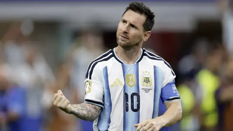 Xavi compara Messi a Michael Jordan e enaltece sua carreira